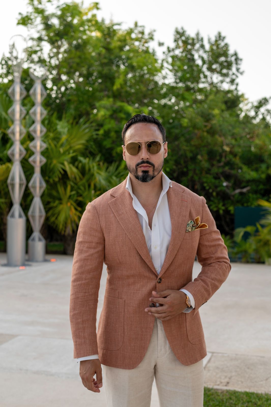 Rust linen jacket with an open-collar shirt