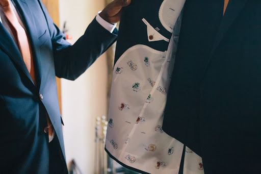 Wedding party fitting by César Renuan