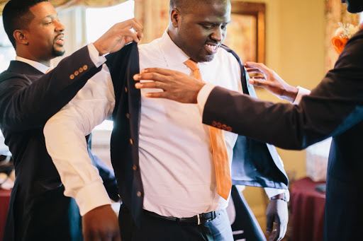 Wedding party fitting by César Renuan